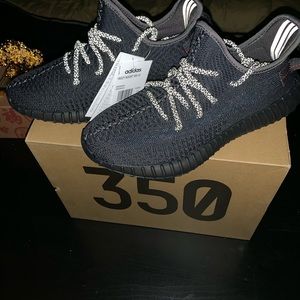 Yeezy 350 V2 black non reflective size 9 men’s